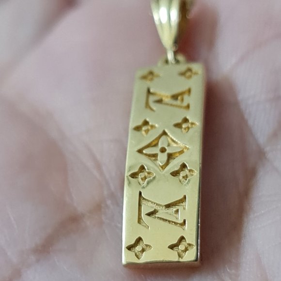 Gold curved with stylish design pendant - Picture 1 of 9